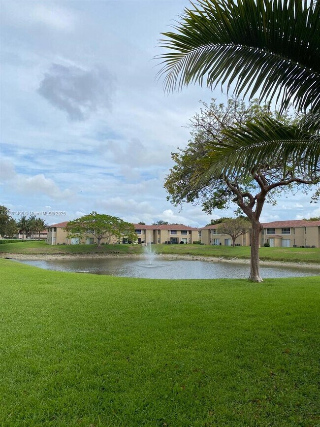 Building Photo - 931 Twin Lakes Dr