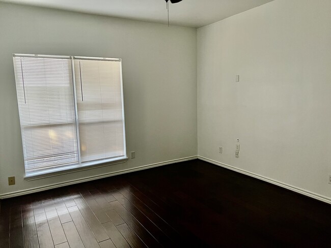 Building Photo - 10047 Westpark Dr