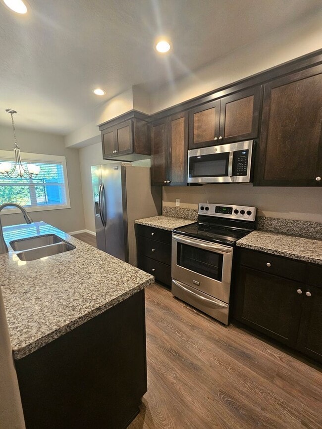 Building Photo - Beautiful 3 Bedroom Townhouse! Won't Last!