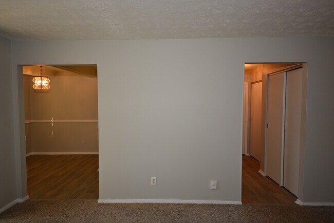 Building Photo - 4330 Villa Dr
