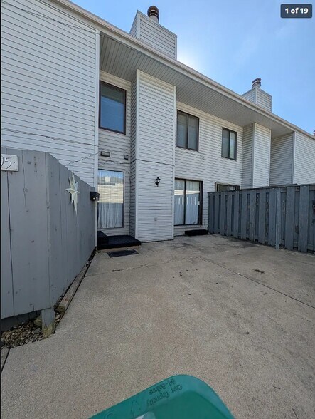 Building Photo - 2105 Sky Line Dr