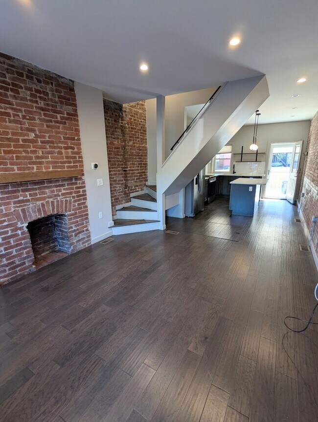 Building Photo - 3 Bedroom 2 Bathroom Single Family Home (L...