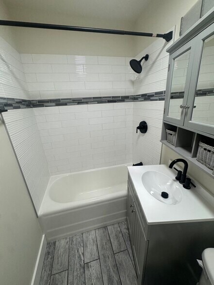 Building Photo - 3837 N Greenview Ave