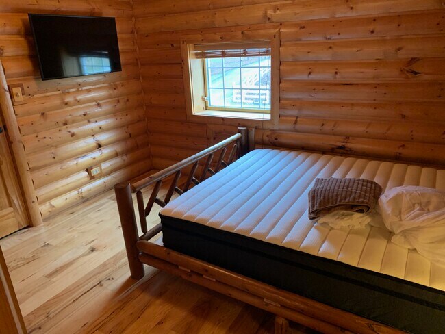 Building Photo - 4 W County Line Rd