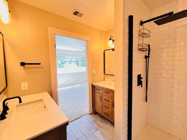 Building Photo - Move-in Ready 2BD/2.5BA Townhome in Westsi...