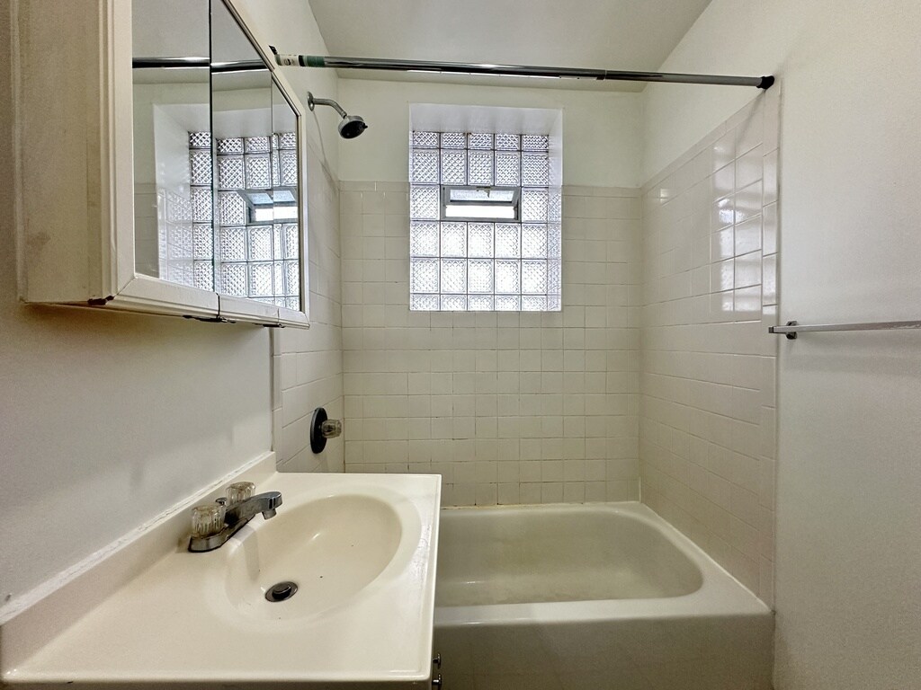 Building Photo - 4333 N Wolcott Ave