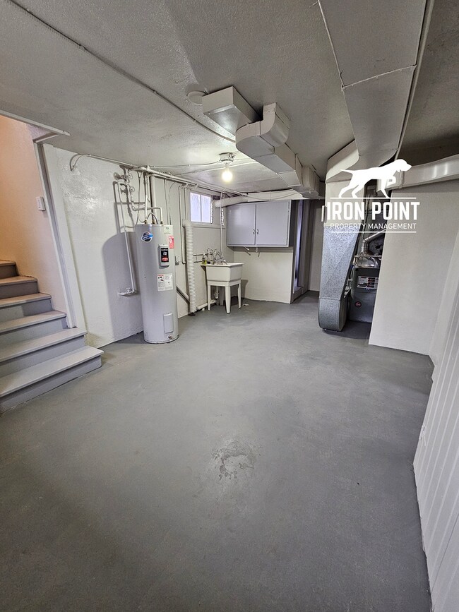 Building Photo - Renovated 3bed/2bath home w/gas fireplace, garage, near downtown Caldwell.