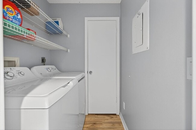 Building Photo - 390 NE Edgewater Dr