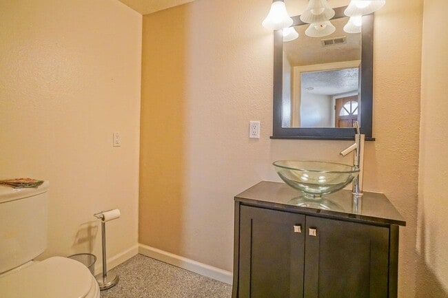 Building Photo - Amazing 3 bed 2 bath NE Heights Townhome