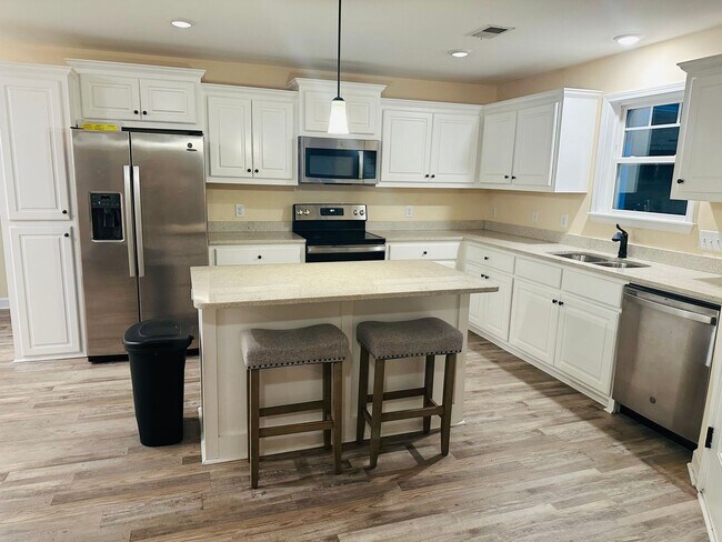 Building Photo - Spacious 4BR Home on 1.98 Acres with Modern Finishes in Tupelo Hills