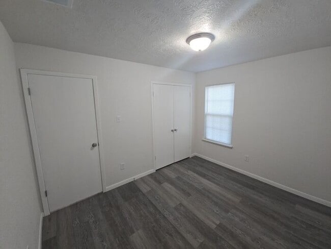 Building Photo - **Newly Renovated 2-Bed Duplex with Privat...