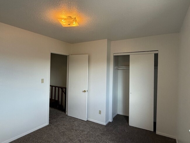Building Photo - 459 Topaz Dr