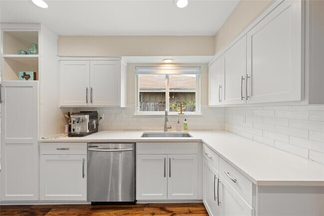 Building Photo - 4902 Pelham Dr