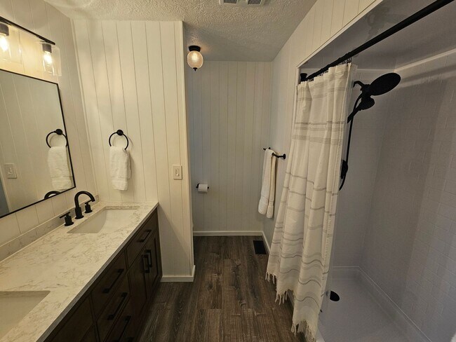 Building Photo - Beautifully Remodeled Home in the Valley