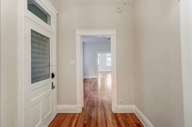 Building Photo - 2364 Victor St