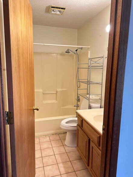 Building Photo - 2610 Mayfield Dr