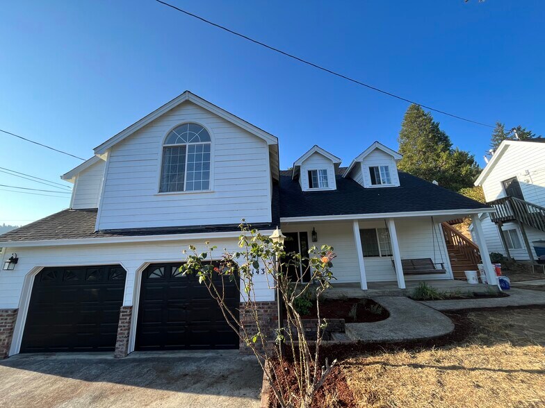 Double garage. - 2143 SE Douglas Ave