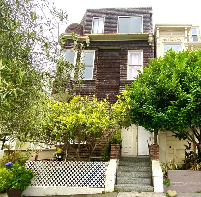 Building Photo - SPACIOUS 4BR! Laundry IN-UNIT! Great Locat...