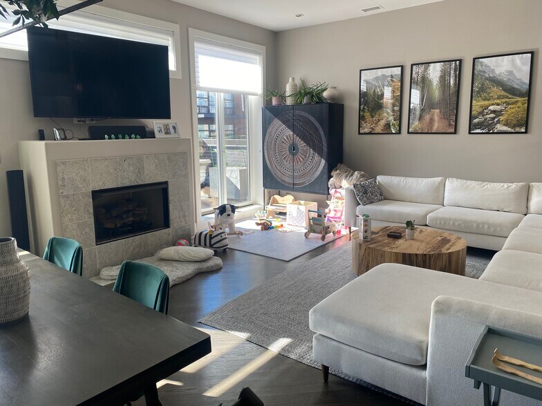 Living room - 1631 N Milwaukee Ave