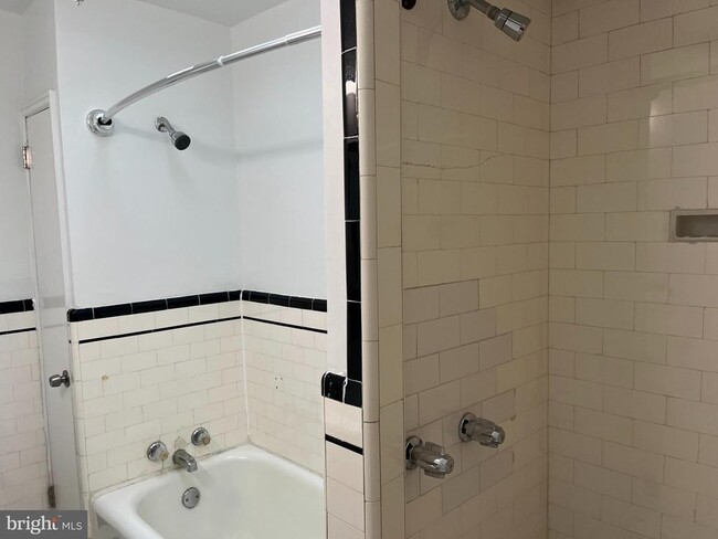 Building Photo - 1323 Gilham St