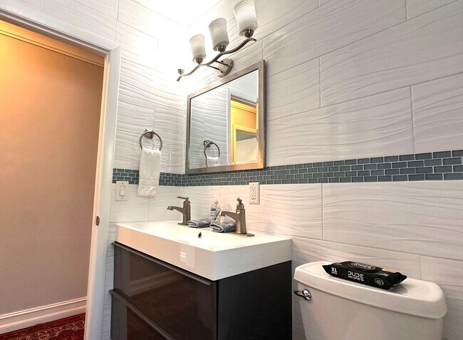 Building Photo - 525 NE 27th St