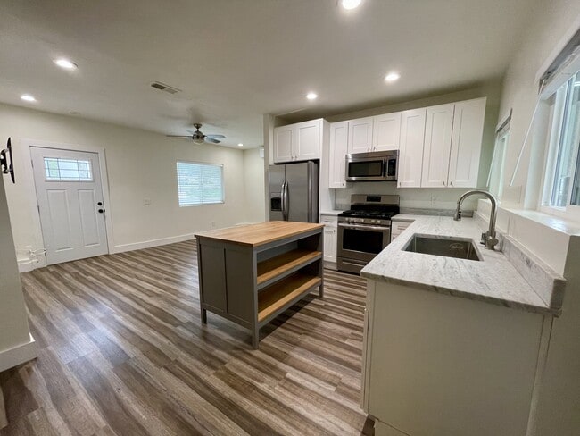 Building Photo - 9556 Cecilwood Dr