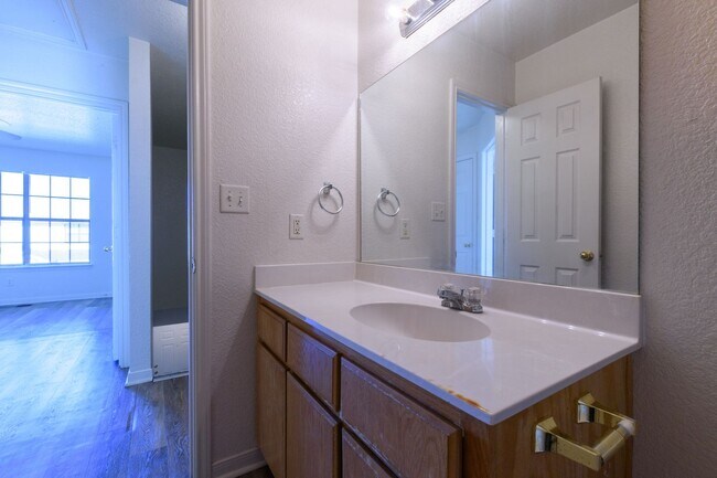Building Photo - SECTION 8 ACCEPTED & RENT SPECIAL - AVAILA...