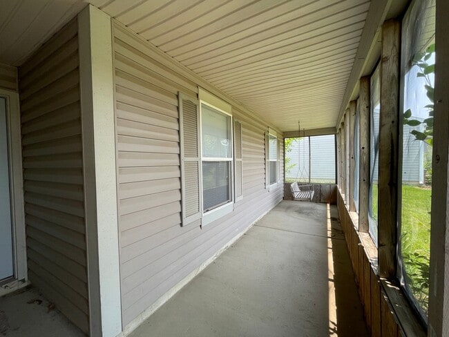 Building Photo - 3B2B Ranch Fenced yard+screen room