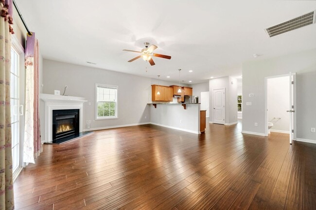 Building Photo - Gorgeous 5 bedroom home with loft + fully fenced yard!
