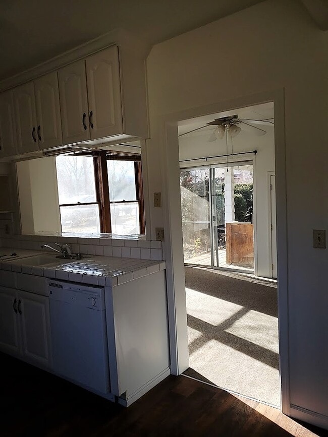 Building Photo - Three bedroom, 2 bath with high ceilings d...