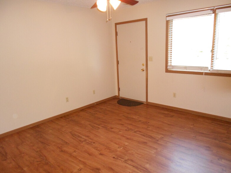 Building Photo - 420 6th Ave