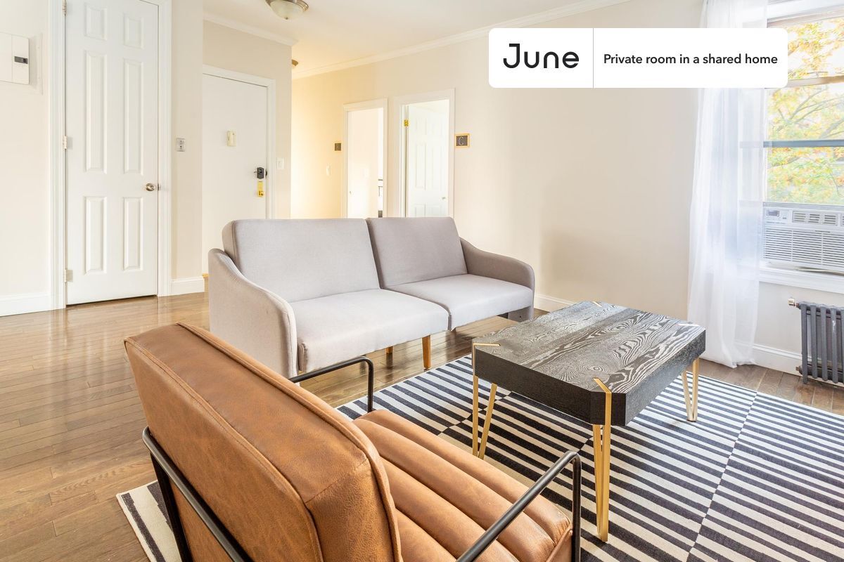 Building Photo - Private bedroom in 4 bed/1 bath Home