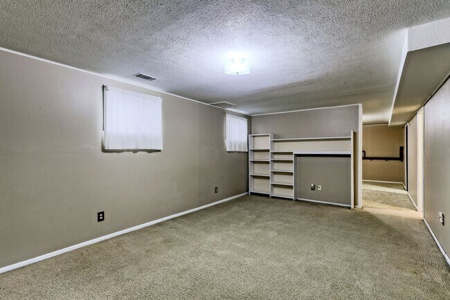 Building Photo - 2 Bedroom Ranch in Loveland with finished ...