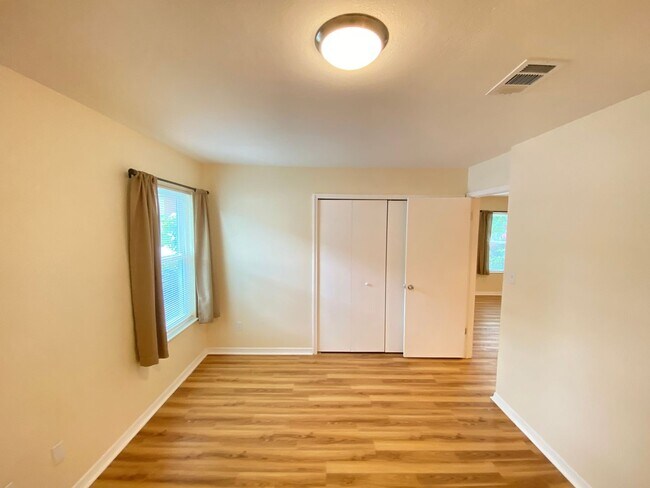 Building Photo - Wow! 2 bedroom, 2.5 bath, two story townho...