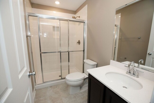 Building Photo - Like new 3 bedroom 2.5 bath townhome is Oa...