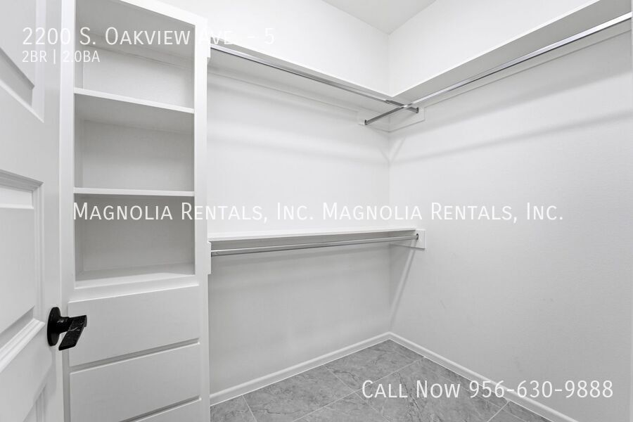 Building Photo - 2200 S Oakview Dr