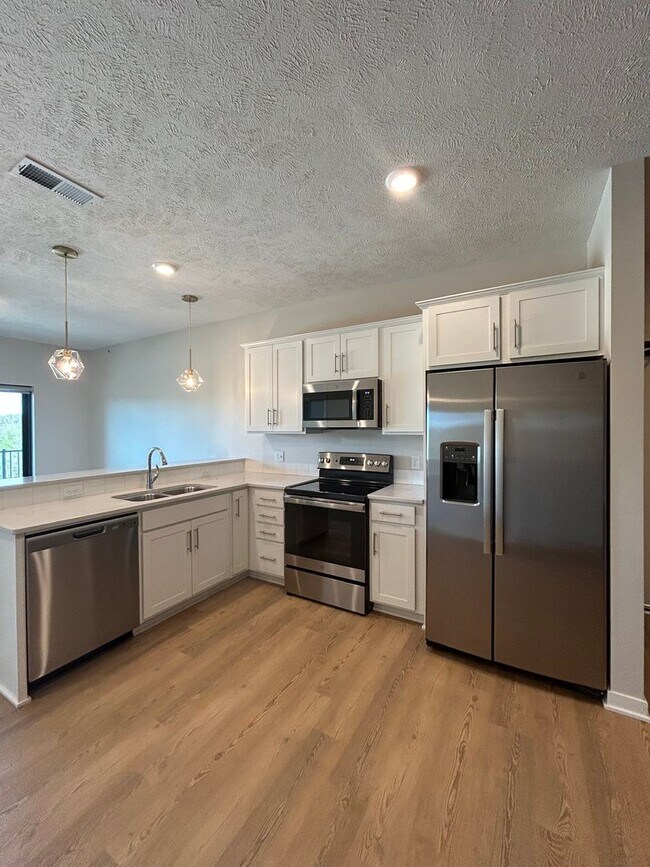 Building Photo - Elkhorn Landing Rentals (20605 Elkhorn Dr.)