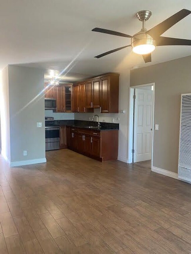 Building Photo - Orange 1 Bedroom