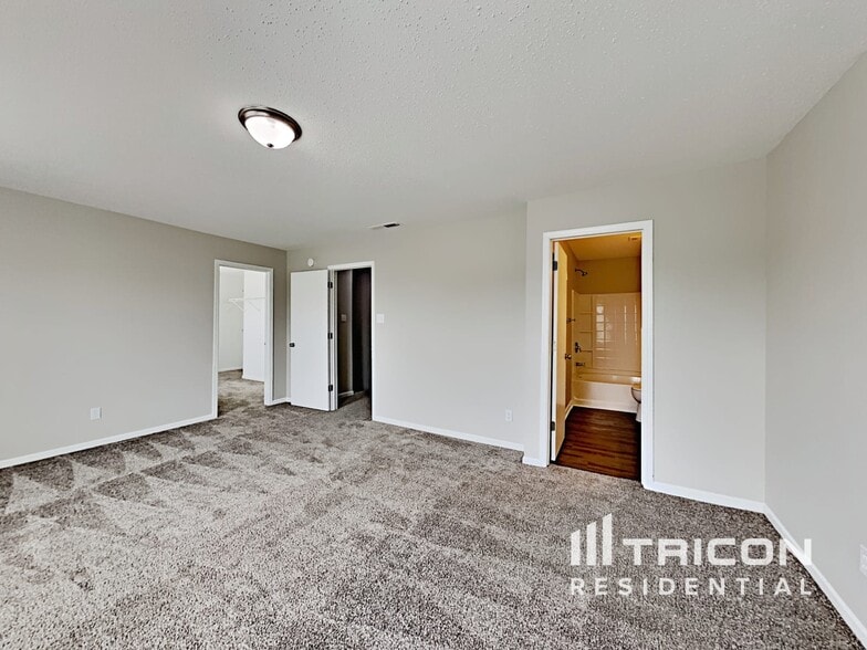 Building Photo - 10955 Woods Dr