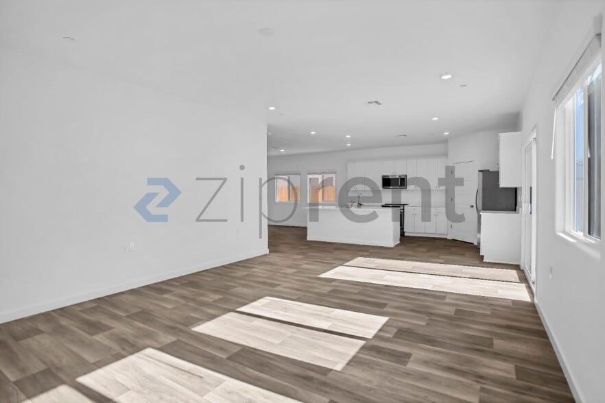 Building Photo - Unit