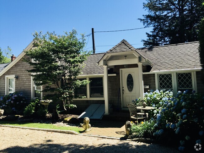 Building Photo - 120 Willow St