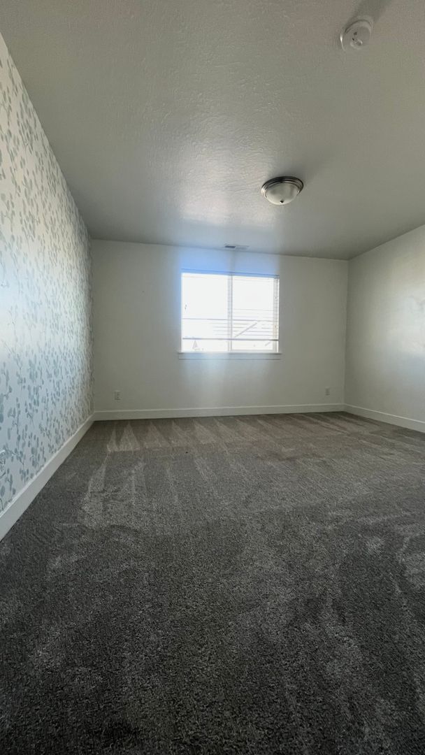 Building Photo - 5 Bedroom/3 Bathroom Townhome in Lehi