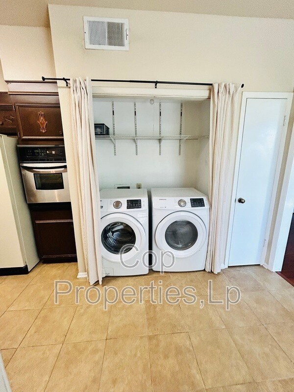 Building Photo - 3678 Hidden Dr