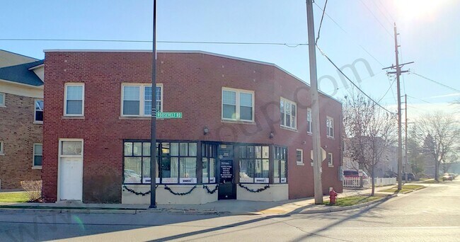 Building Photo - 2333 Roosevelt Rd