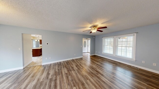 Building Photo - 1095 Burnside Rd