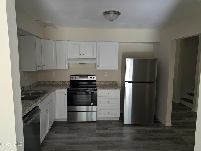 Building Photo - 28 Clubhouse Dr
