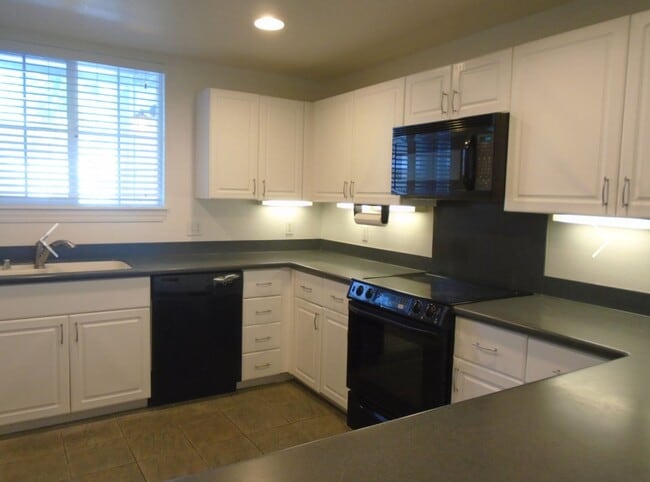 Building Photo - 3 Bedroom 3.5 Bath Covered garage at Nanea...