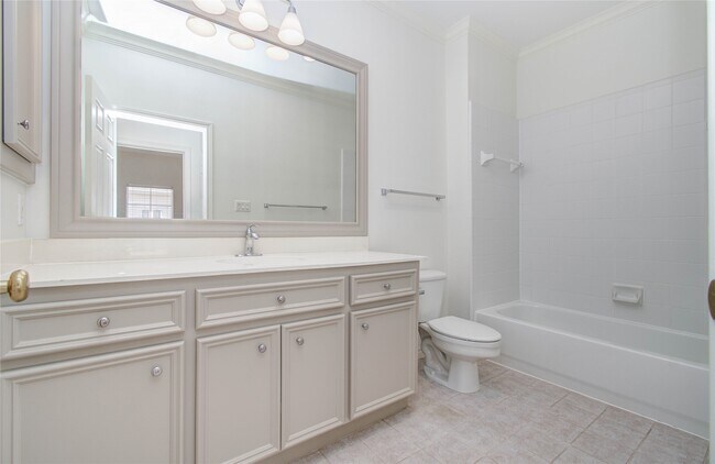 Building Photo - 1931 Woodbury St