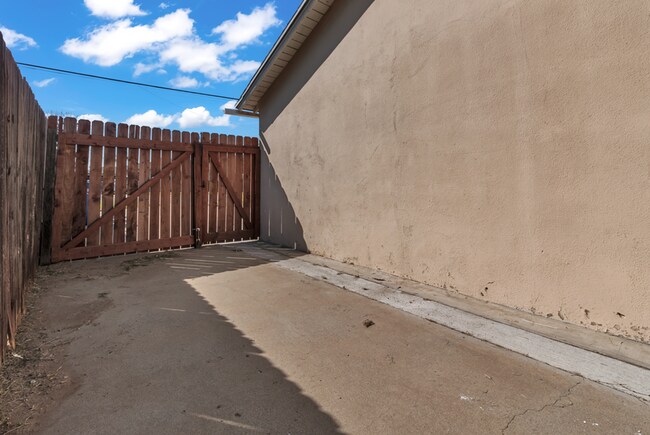 Building Photo - 1437 Arroyo Ave