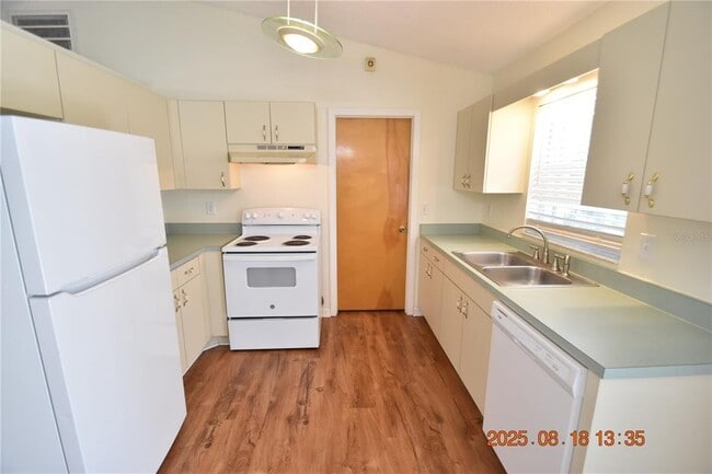 Building Photo - 38927 Carr Dr
